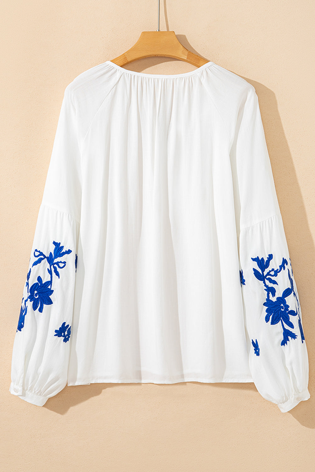 Blusa blanca bordada floral con cuello en V y cordón
