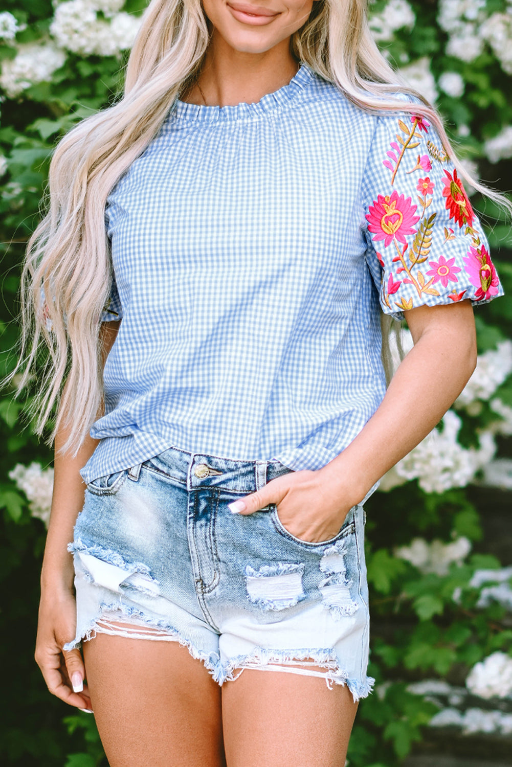 Blusa azul claro de cuadros vichy con bordado floral y mangas abullonadas