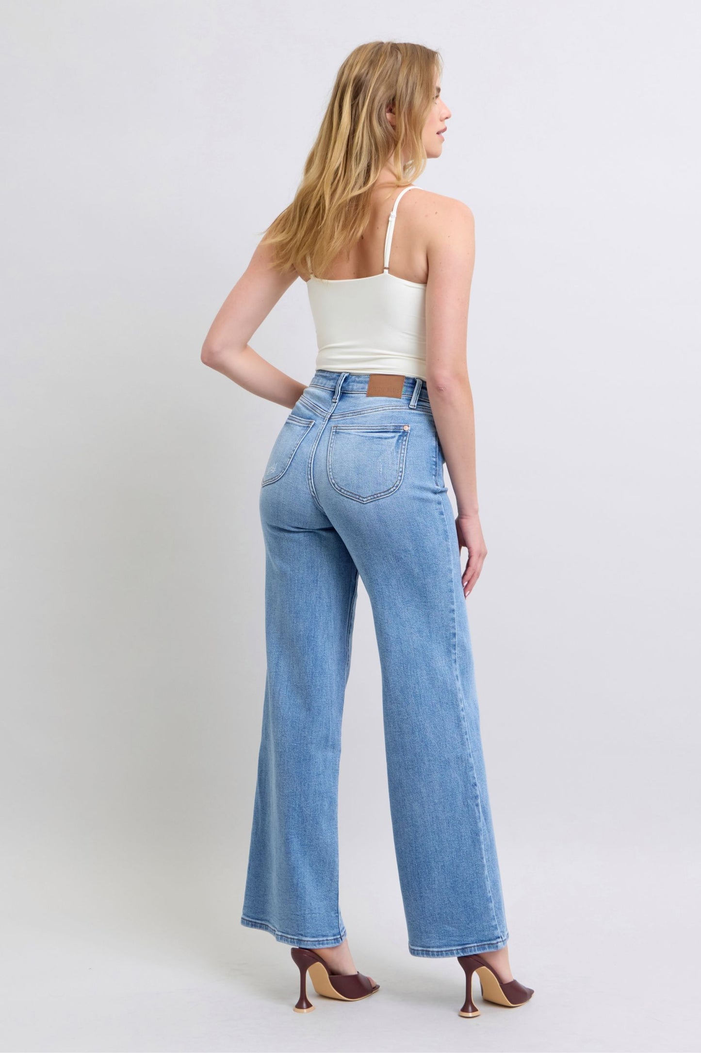 Jeans Judy Blue de talla grande de pernera ancha con bolsillos