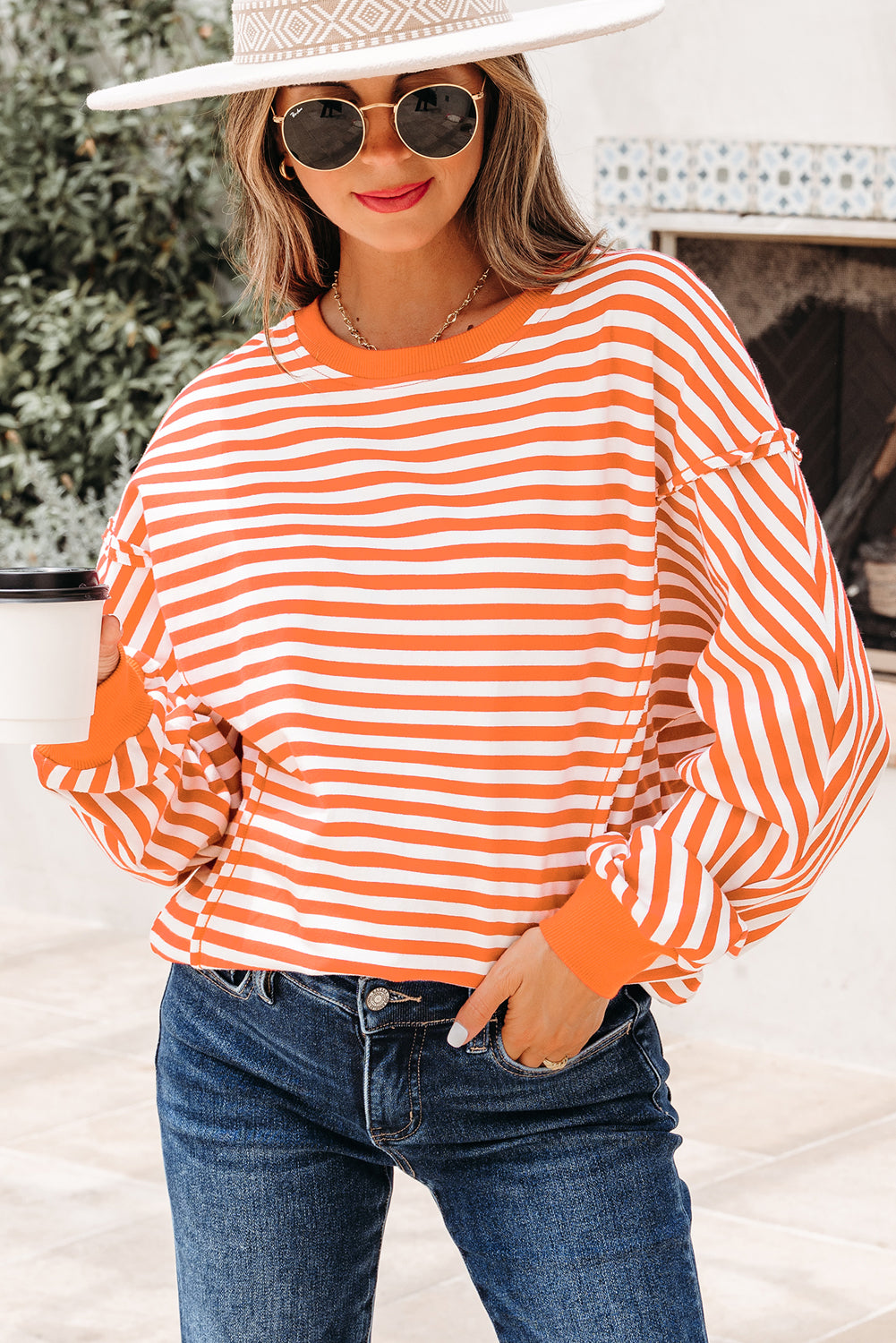 Top tipo jersey casual de hombros caídos con costuras expuestas a rayas naranjas