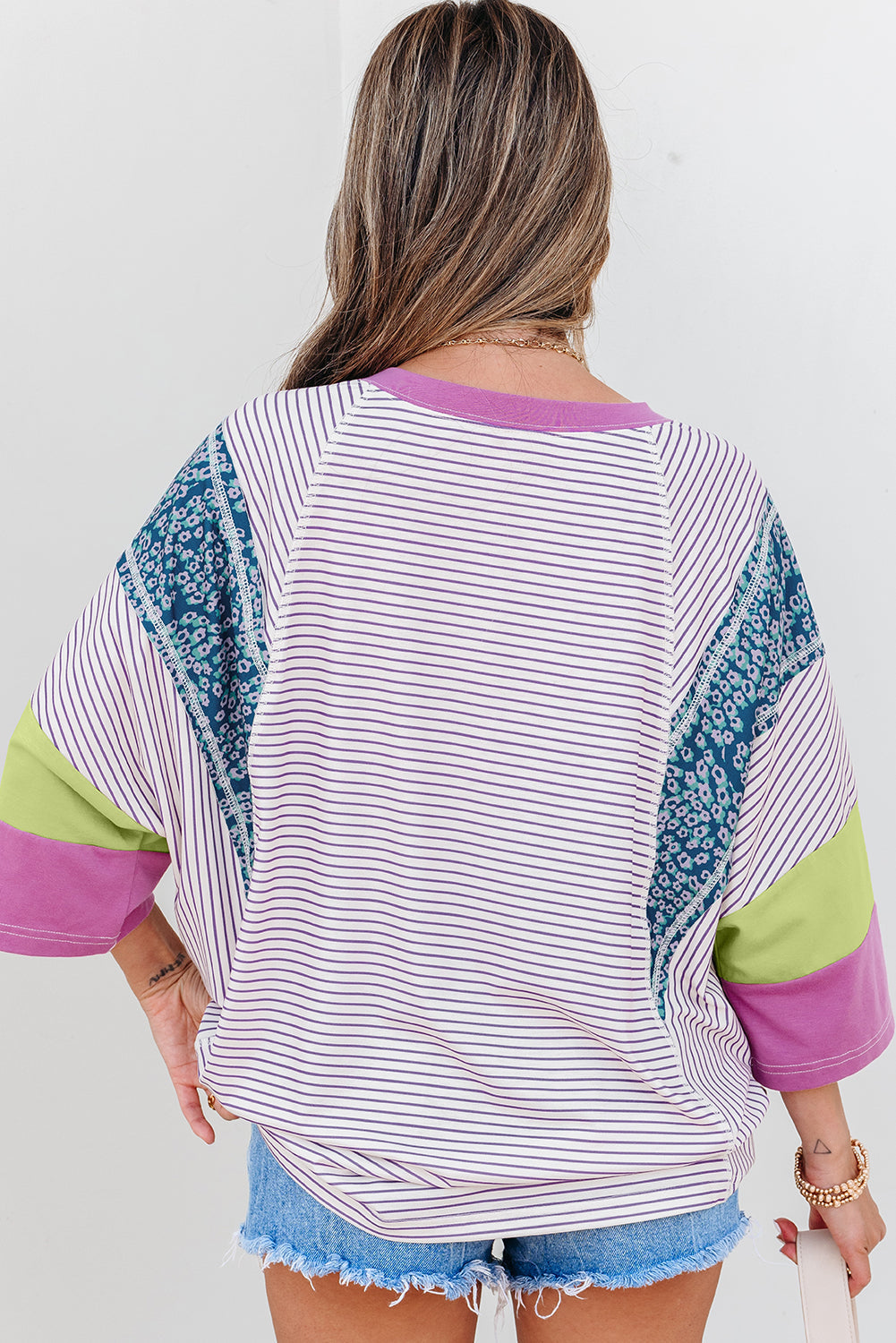 Blusa de manga tres cuartos con bloques de color florales a rayas moradas y parches con bordes sin rematar