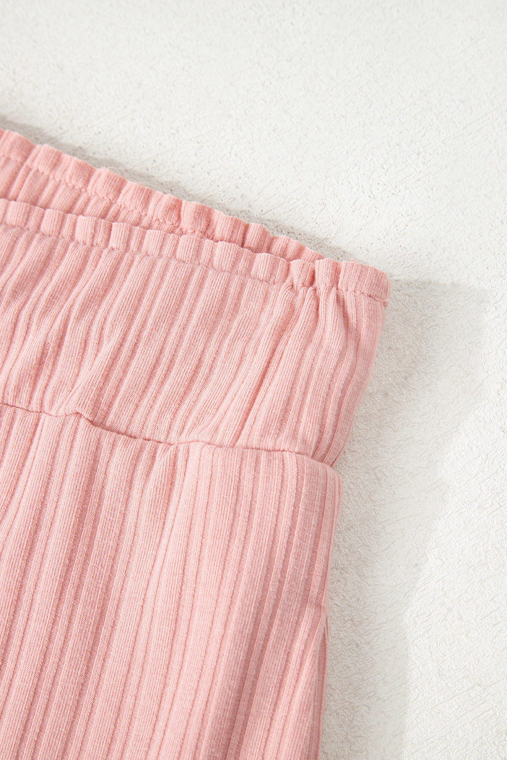 Conjunto de top sin mangas acanalado con botones y cuello en V color rosa gossamer y pantalón corto