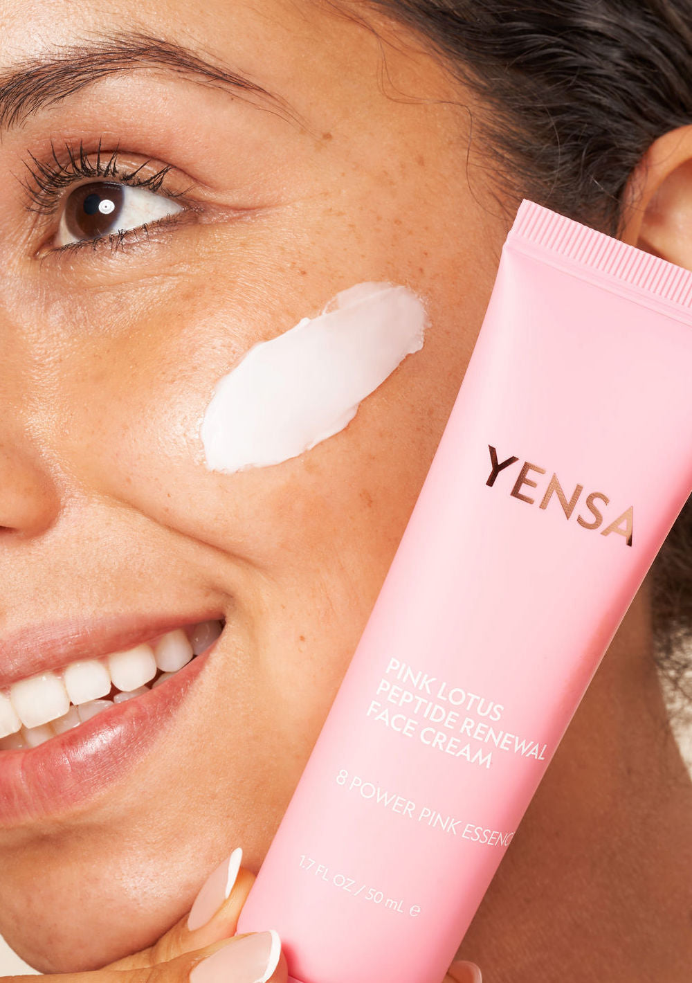 Crema facial renovadora con péptido de loto rosa