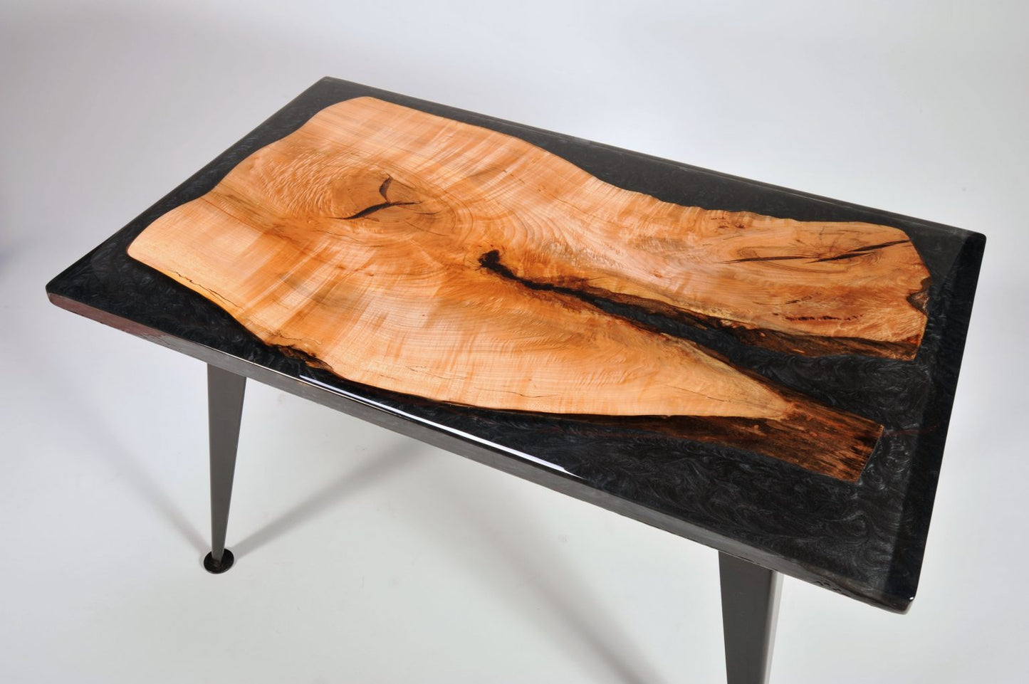 Mesa/Escritorio de Arce Noruego Rizado con Resina Epoxi
