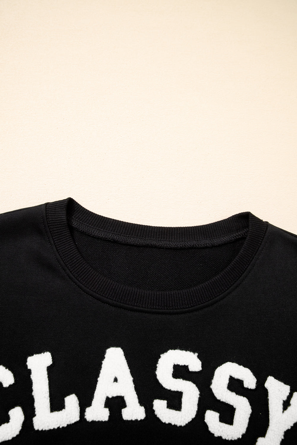 Sudadera suelta con letras de peluche "CLASSY UNTIL KICKOFF" negra