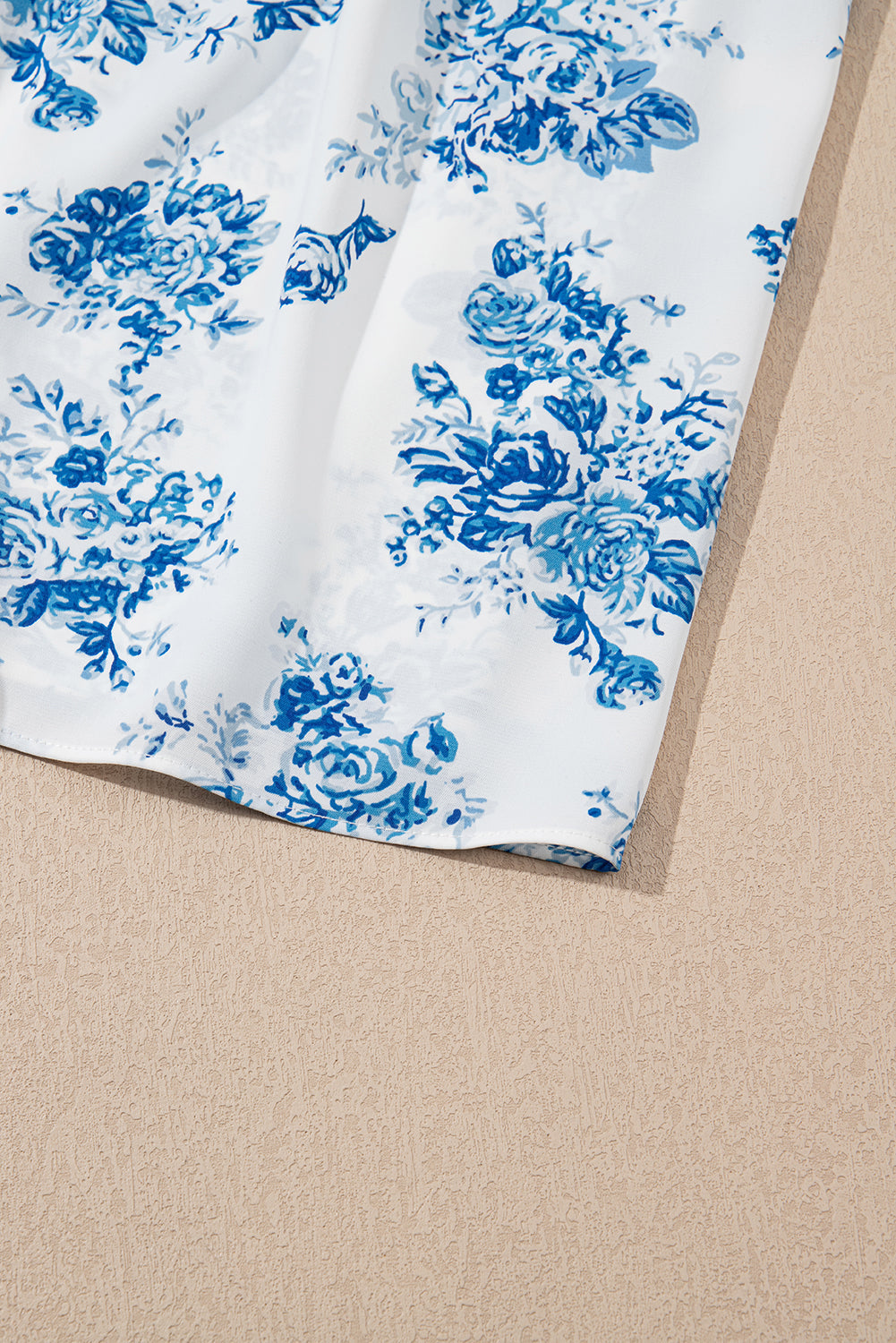 Vestido largo sin mangas con nudo en los hombros, fruncido y estampado floral azul cielo