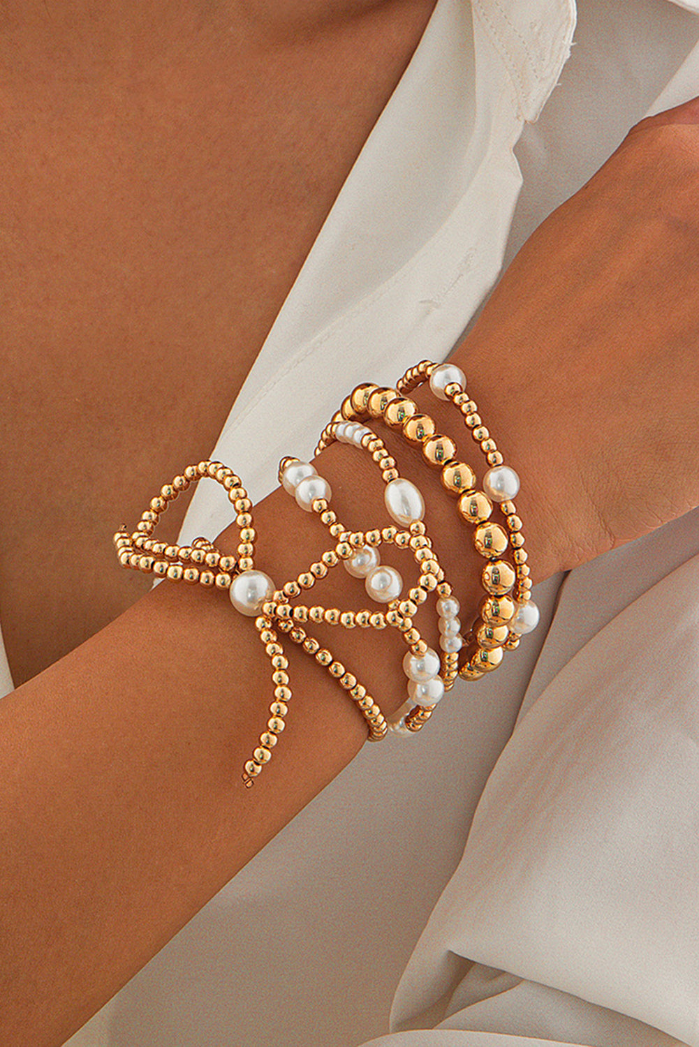 Set de pulseras de varias capas con cuentas de perlas y lazo dorado