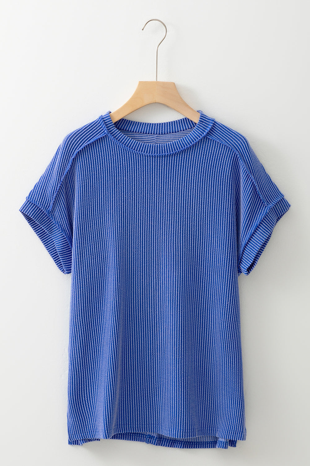 Camiseta blanca de punto acanalado arrugado con cuello redondo