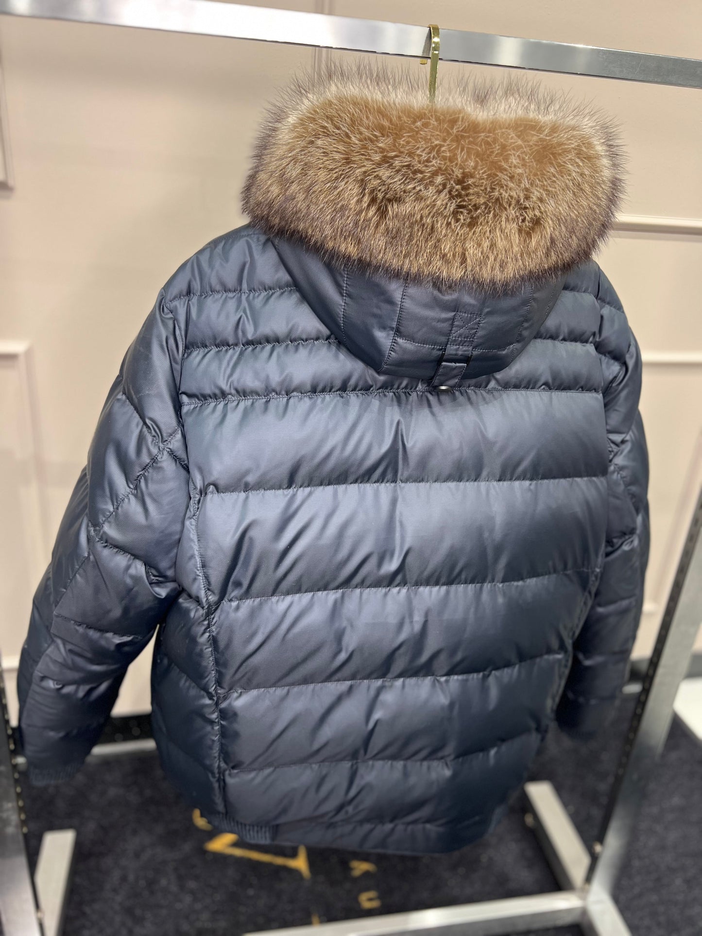 Chaqueta acolchada con aislamiento Sorona® y ribete de piel auténtica