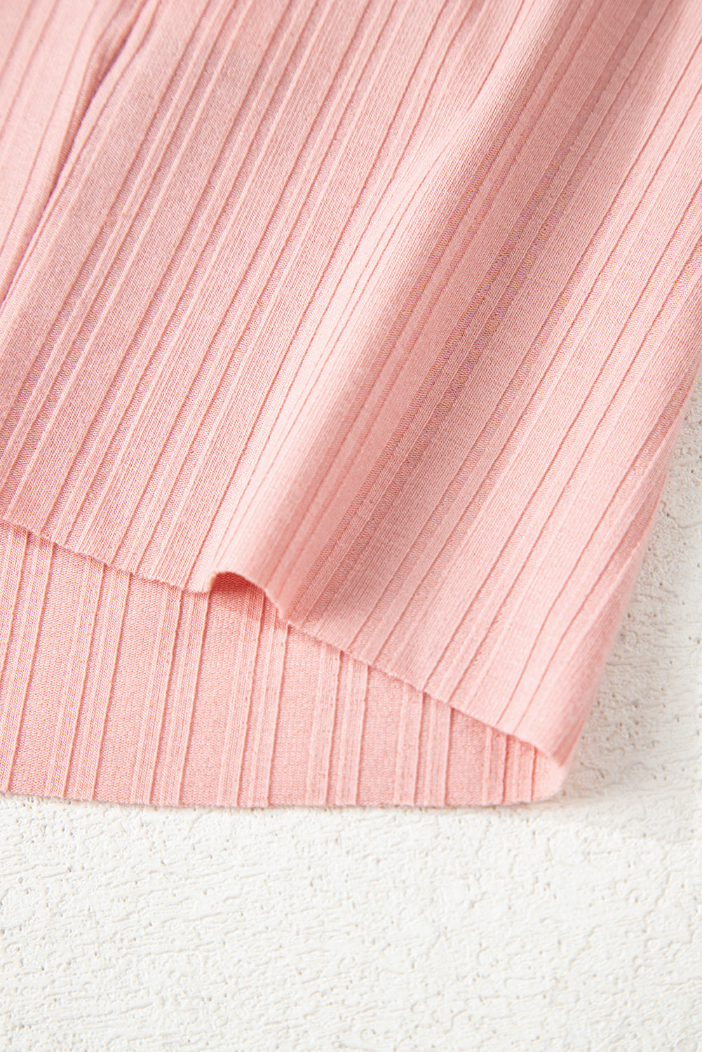 Conjunto de top sin mangas acanalado con botones y cuello en V color rosa gossamer y pantalón corto