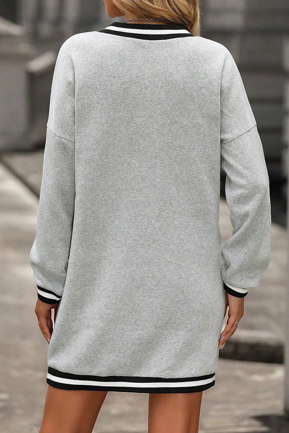 Vestido Camiseta Preppy de Manga Larga con Cuello en V y Ribete Rayado Gris Claro