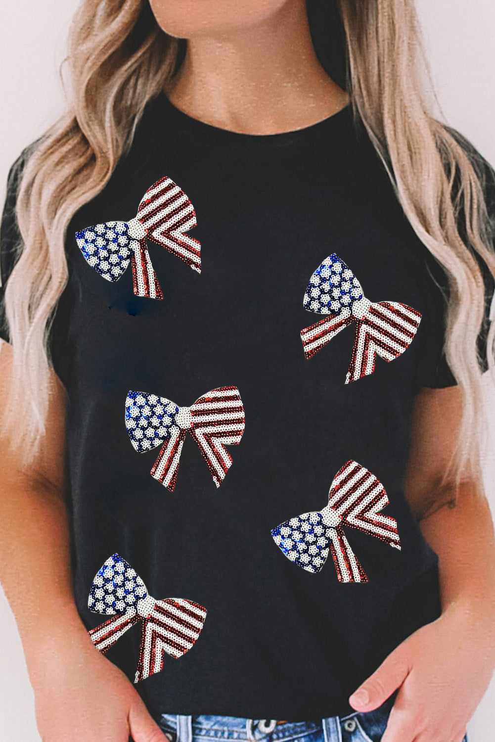 Camiseta de manga enrollada con lazo y lentejuelas negras en la bandera