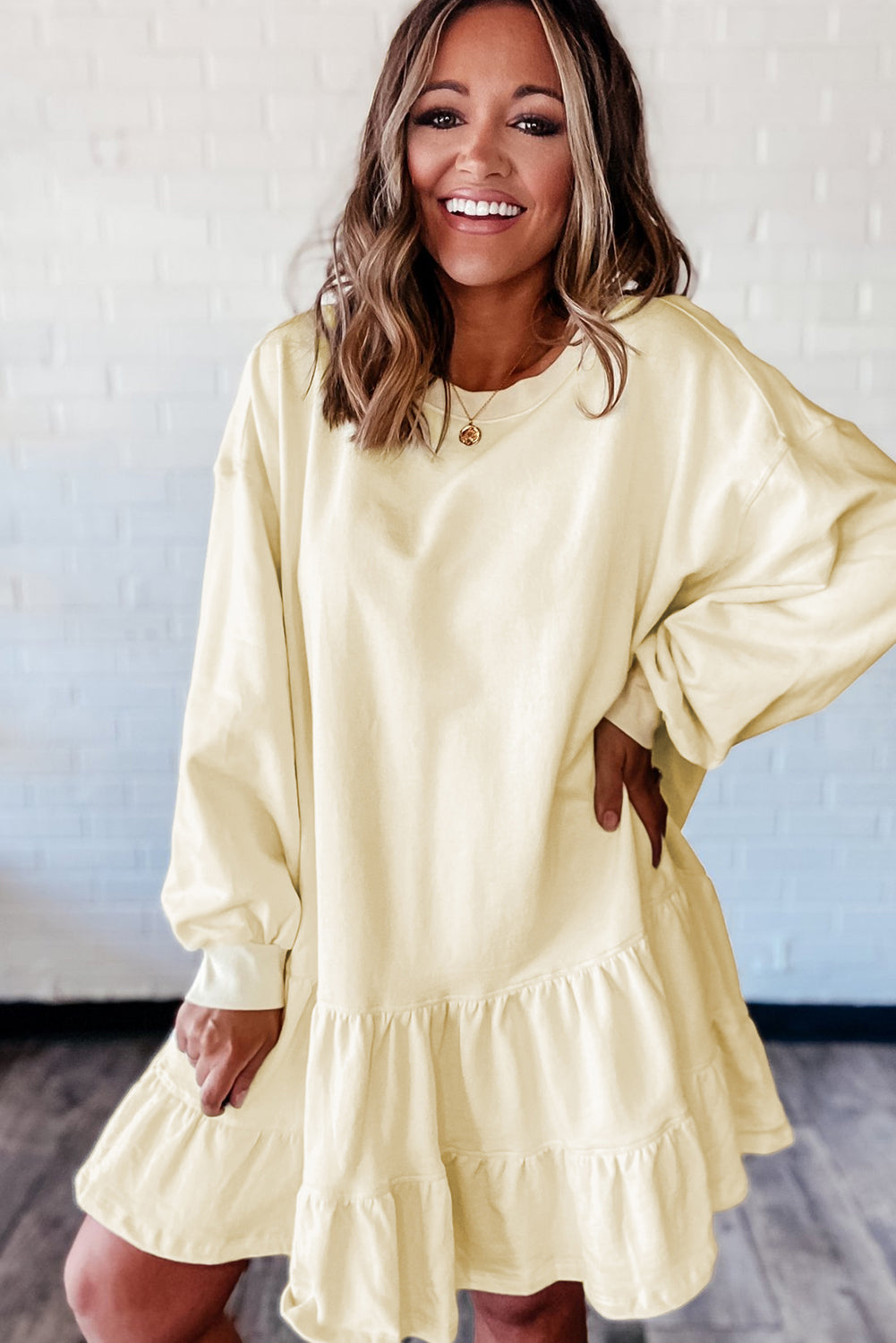 Minivestido suelto de manga larga con dobladillo con volantes de dos capas en color beige