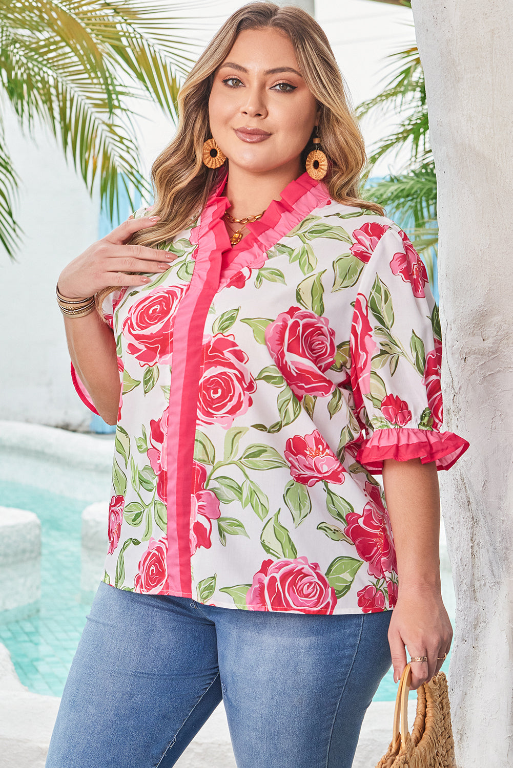 Blusa de manga corta Rose Plus Size con estampado floral y detalle de rayas con volantes