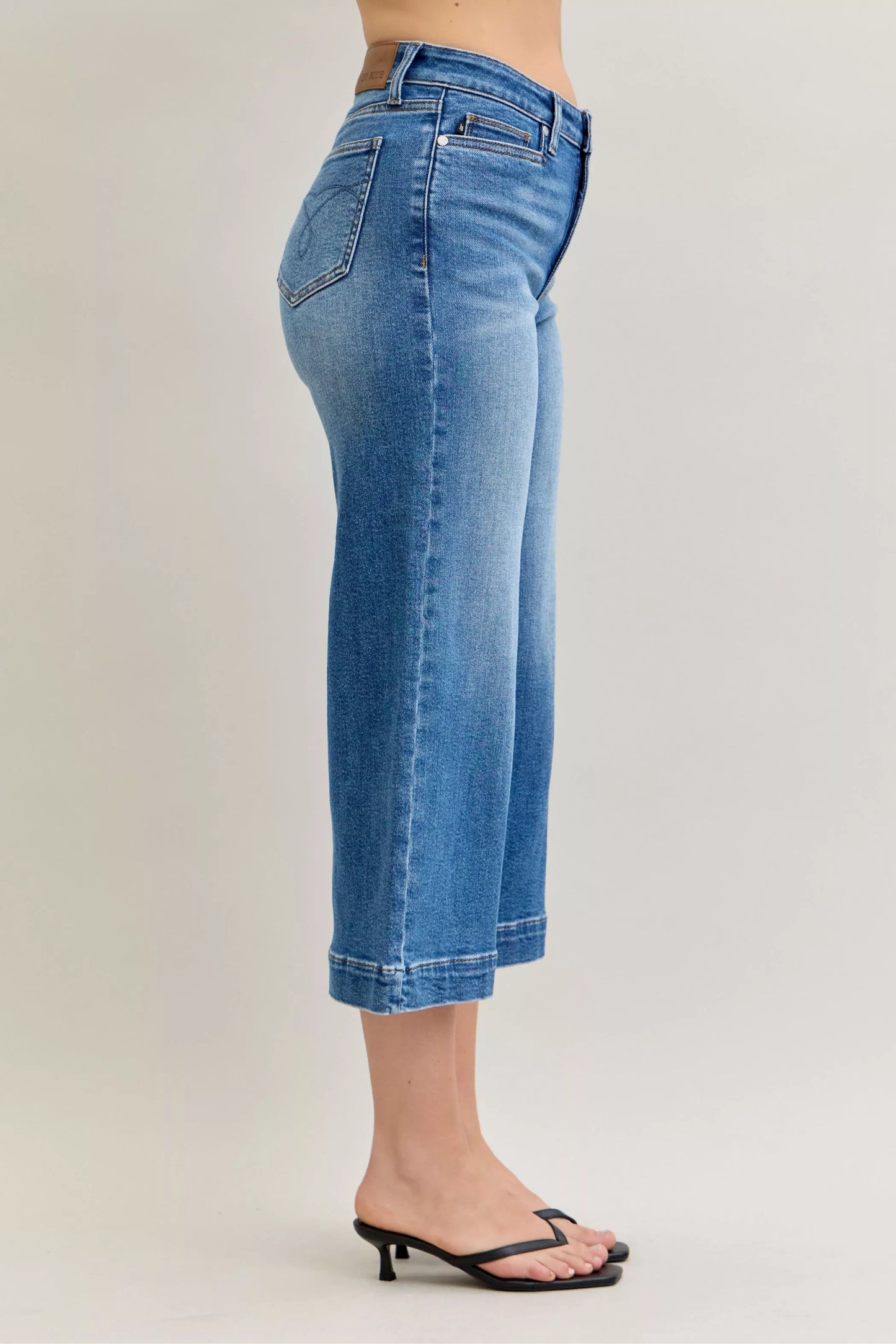Jeans anchos cortos de tiro medio Judy Blue