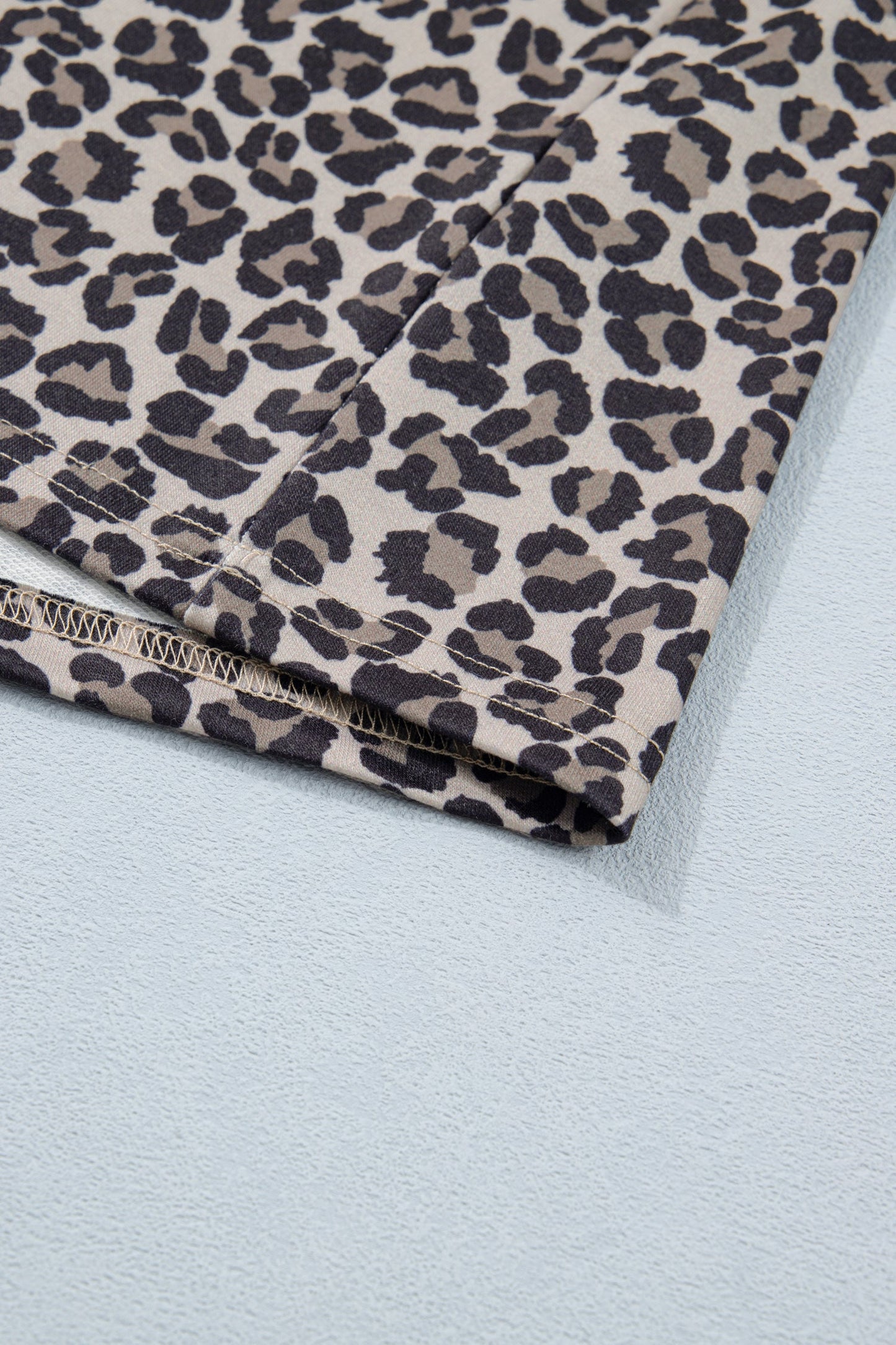 Top de manga corta tipo patchwork con cremallera, cuello alto y estampado de leopardo caqui con ribete a rayas