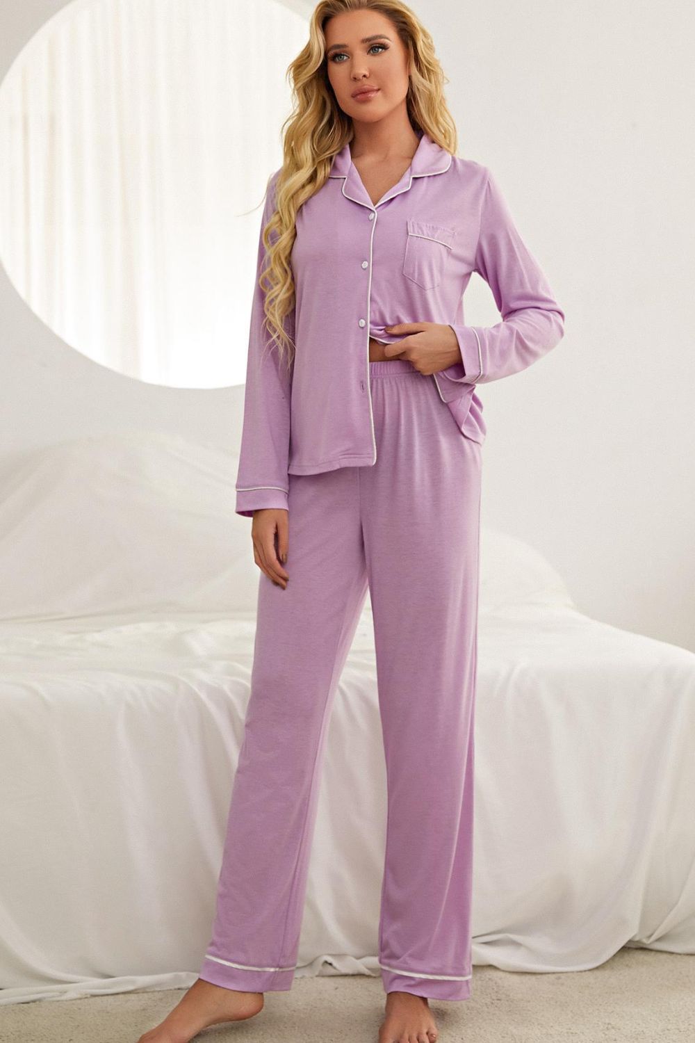 Conjunto de loungewear de top y pantalón con botones y ribete en contraste