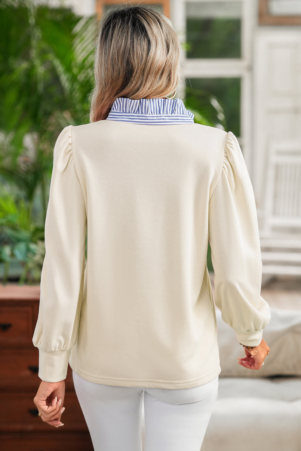 Sudadera con cuello a rayas, mangas abullonadas y parches, con botones blancos