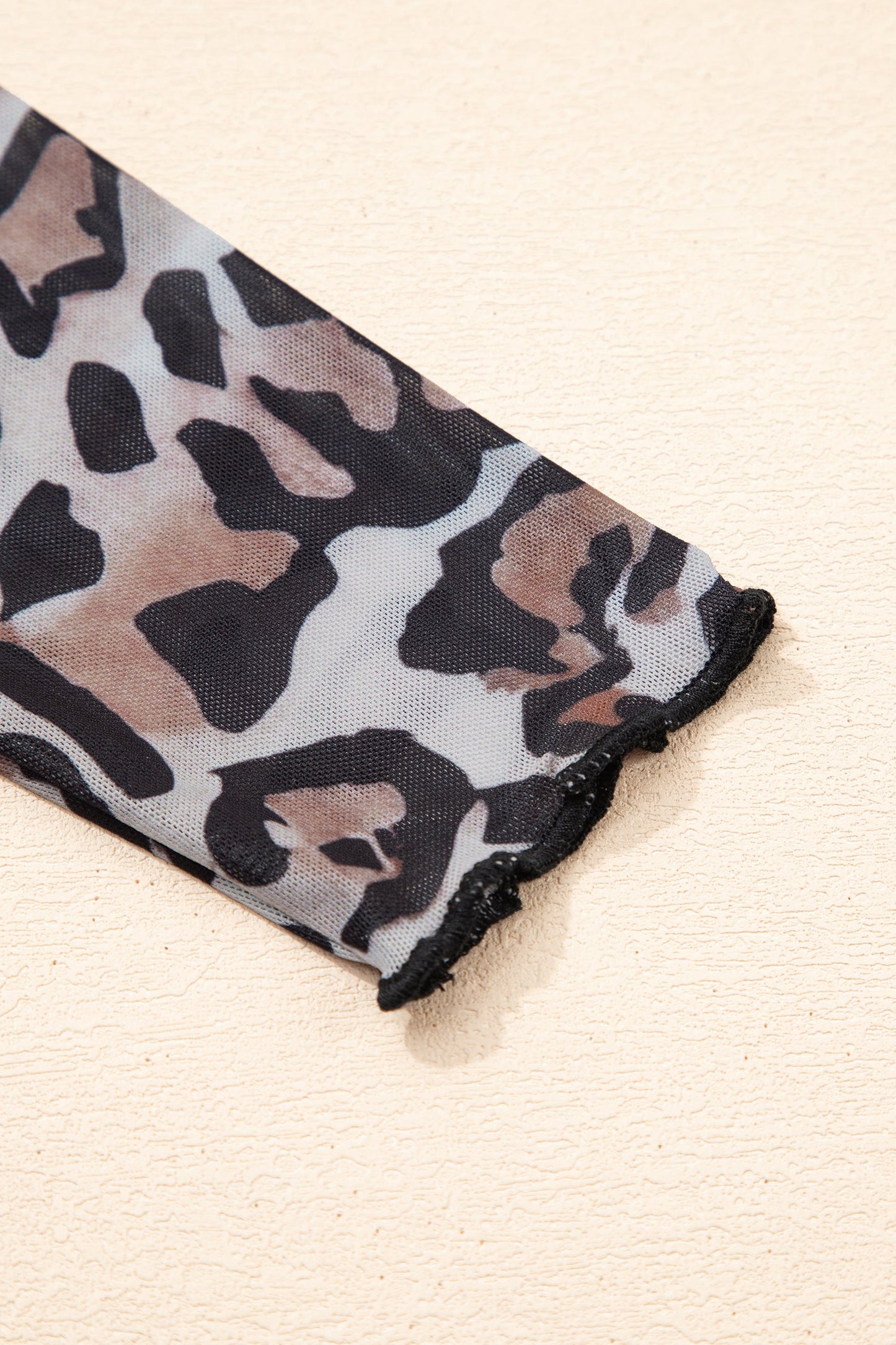 Top de manga larga de malla con cuello alto y estampado de leopardo marrón