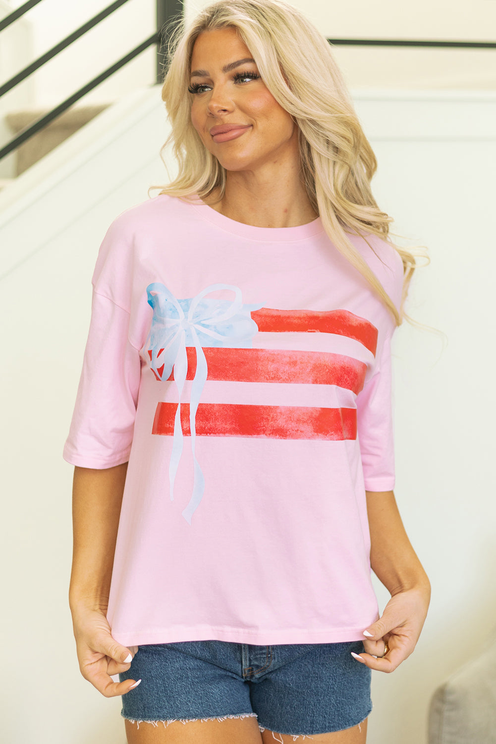 Camiseta de cuello redondo con lazo y bandera rosa claro