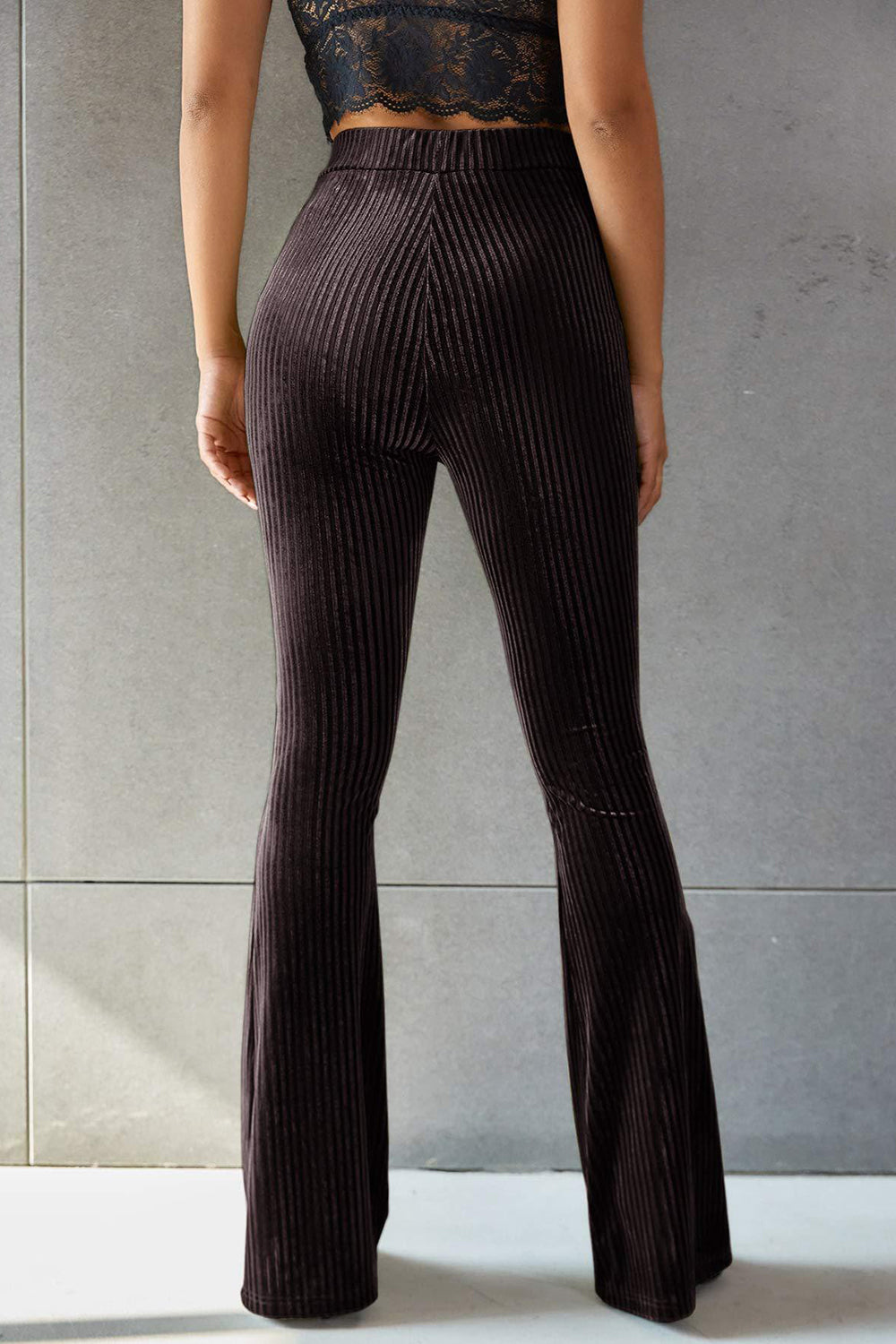 Pantalones acampanados de tiro alto acanalados