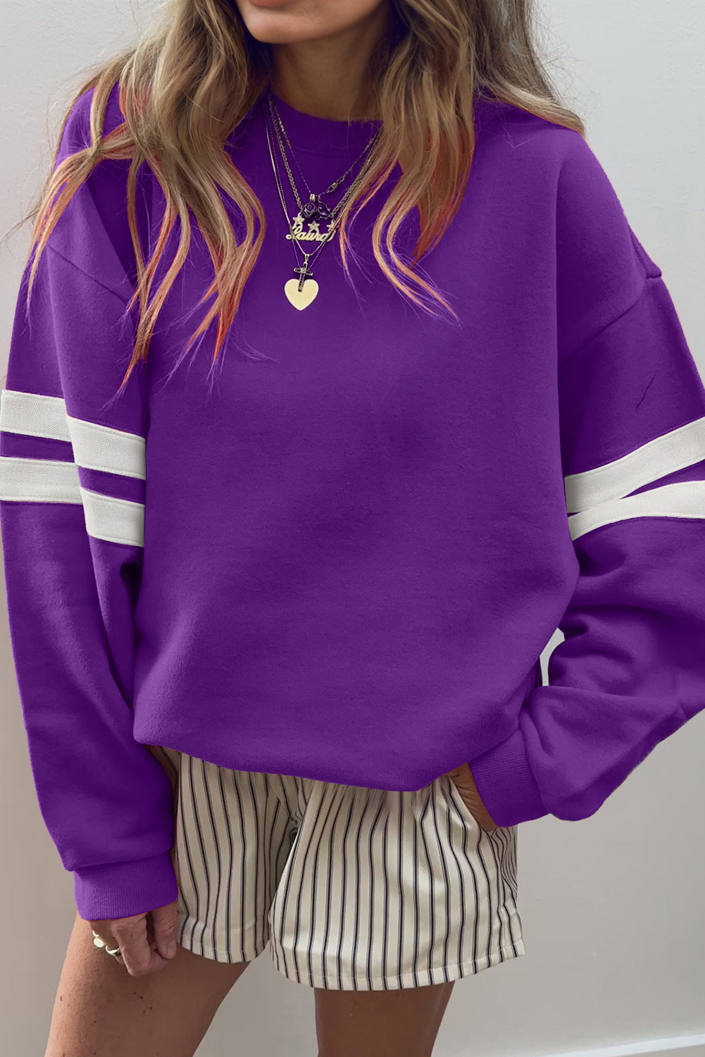 Sudadera Oversize Azul Cielo con Detalle de Rayas Universitarias y Hombros Caídos