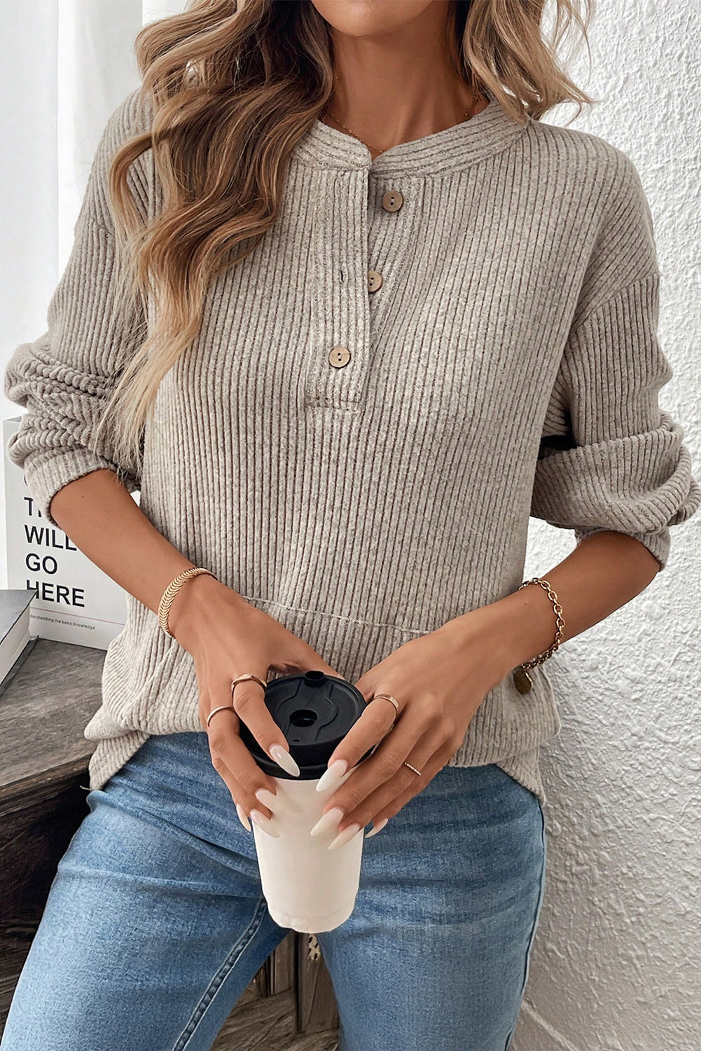 Top de punto Henley Clearly Aqua con textura acanalada y hombros caídos
