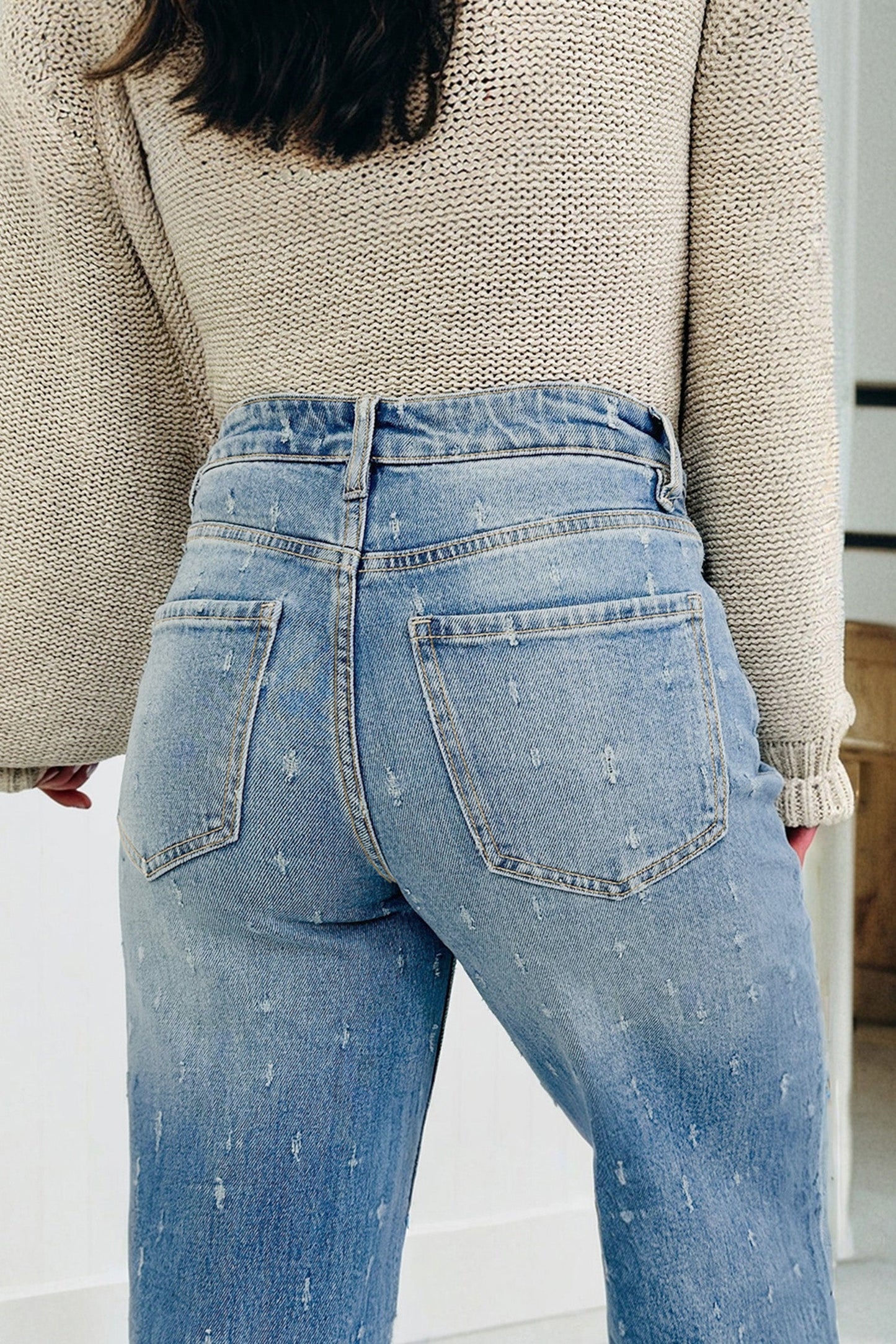 Vaqueros Mist Blue con detalles desgastados, control de abdomen y bajo deshilachado