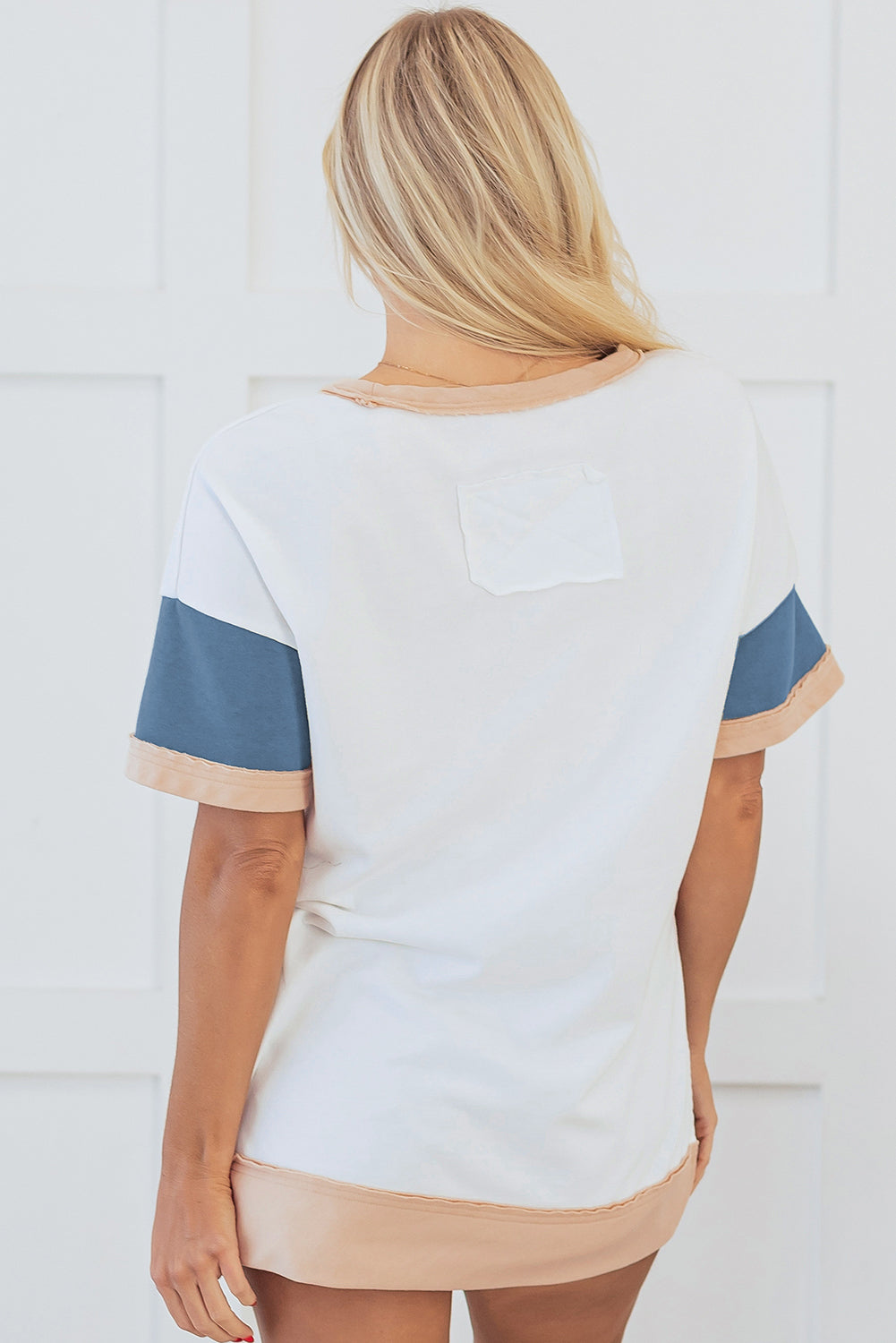 Camiseta Túnica Multicor con Bloques de Color, Parches y Aberturas Laterales