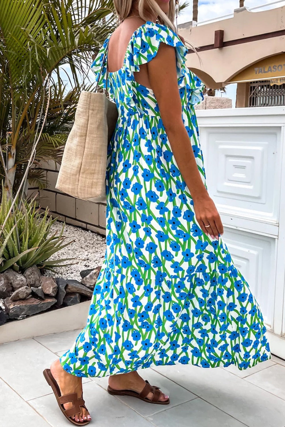 Maxivestido con estampado floral azul, escote cuadrado y tirantes con volantes