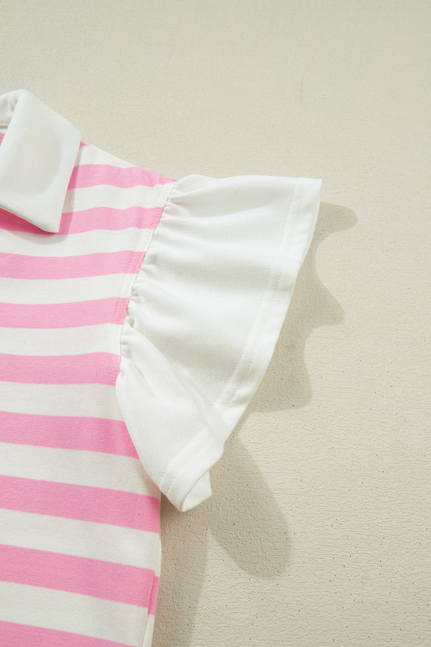 Blusa rosa a rayas con cuello en V y manga corta con volantes