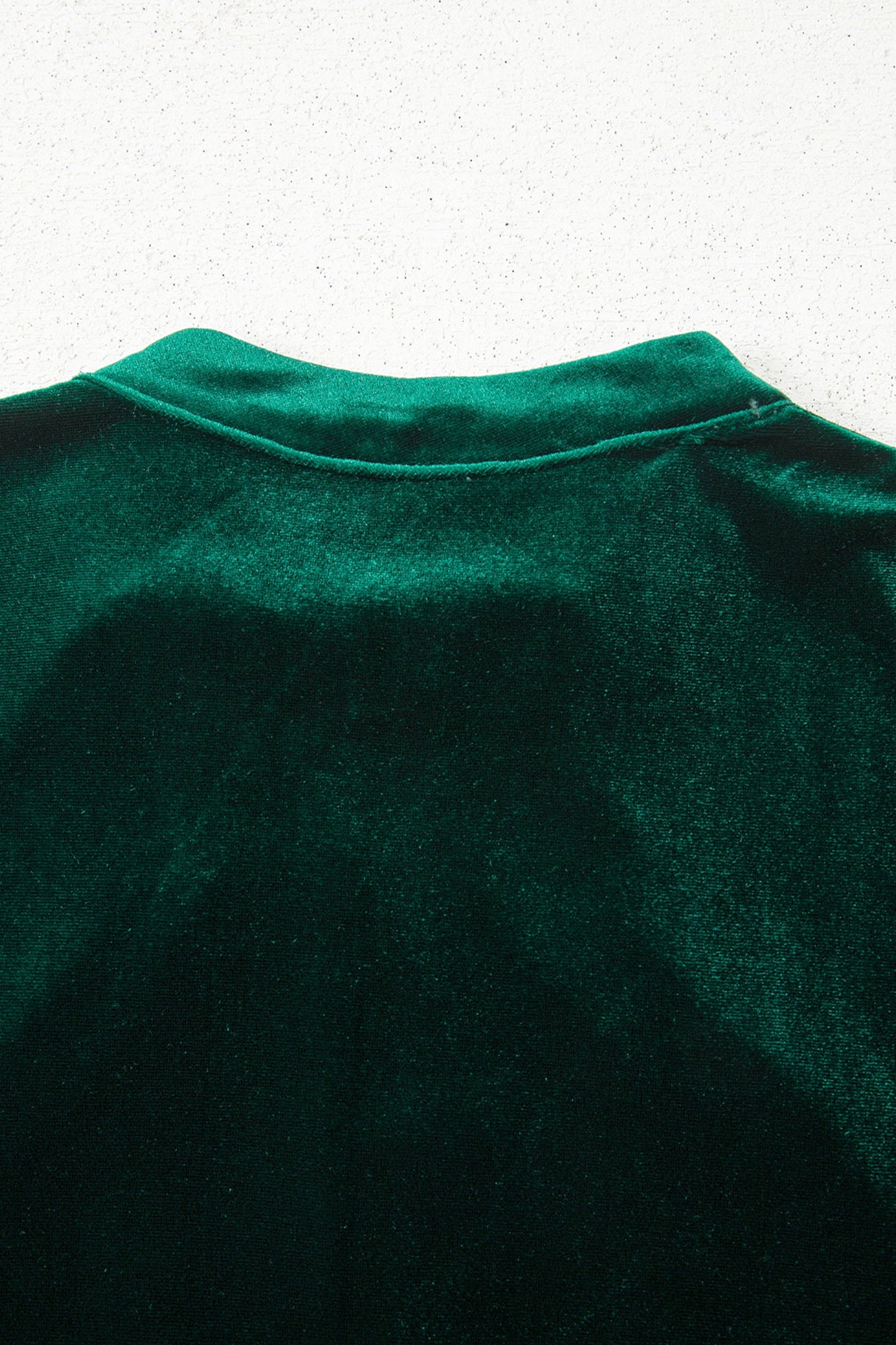 Blusa de terciopelo de manga larga con cuello ojo de cerradura y botones asimétricos Evergreen