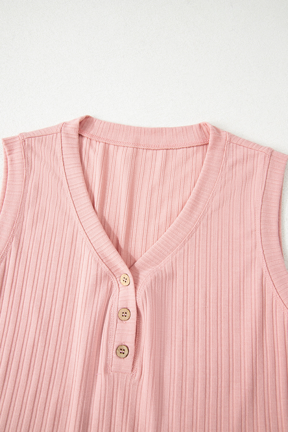 Conjunto de top sin mangas acanalado con botones y cuello en V color rosa gossamer y pantalón corto
