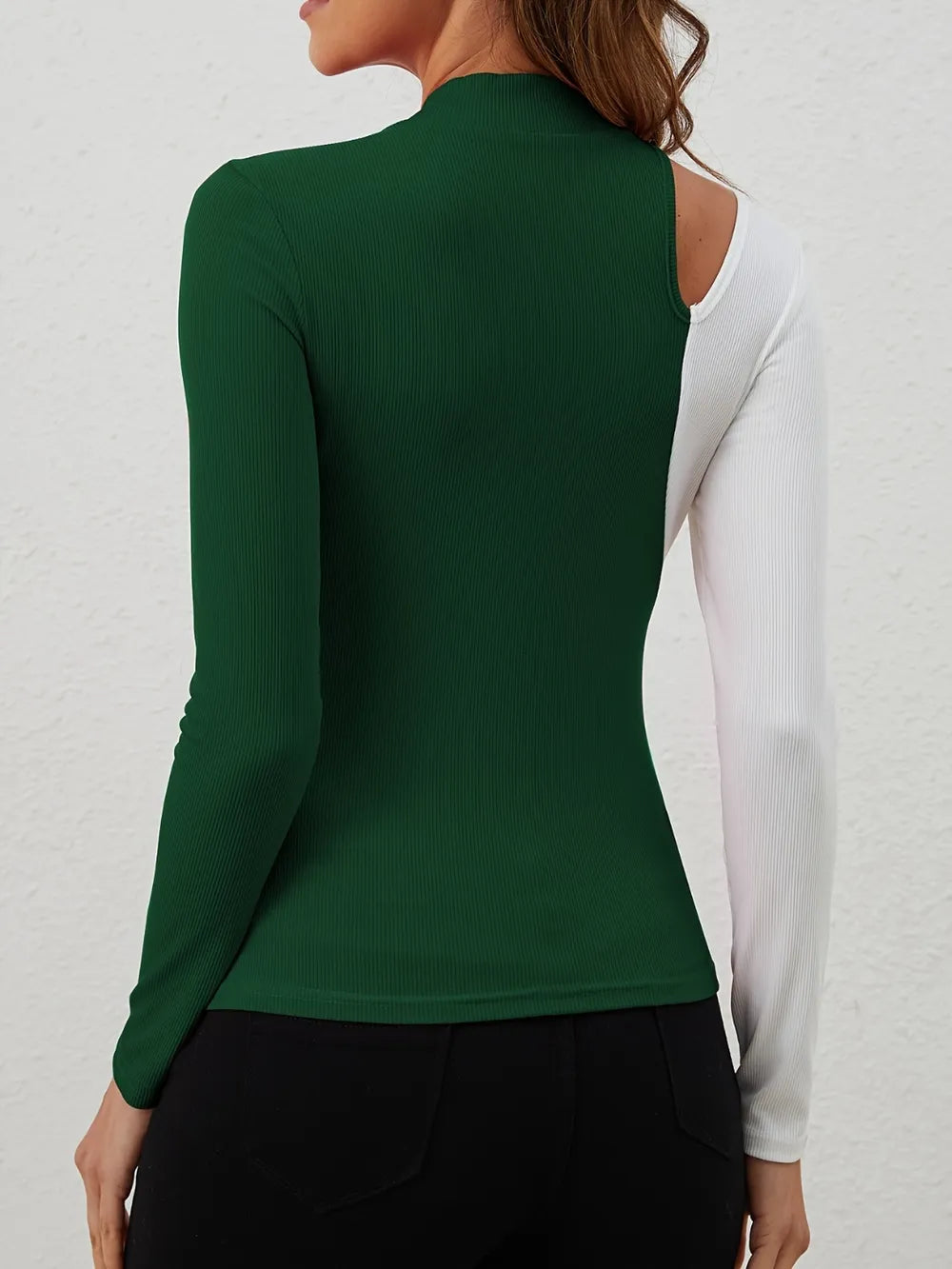 Camiseta de manga larga con cuello simulado y recortes contrastantes