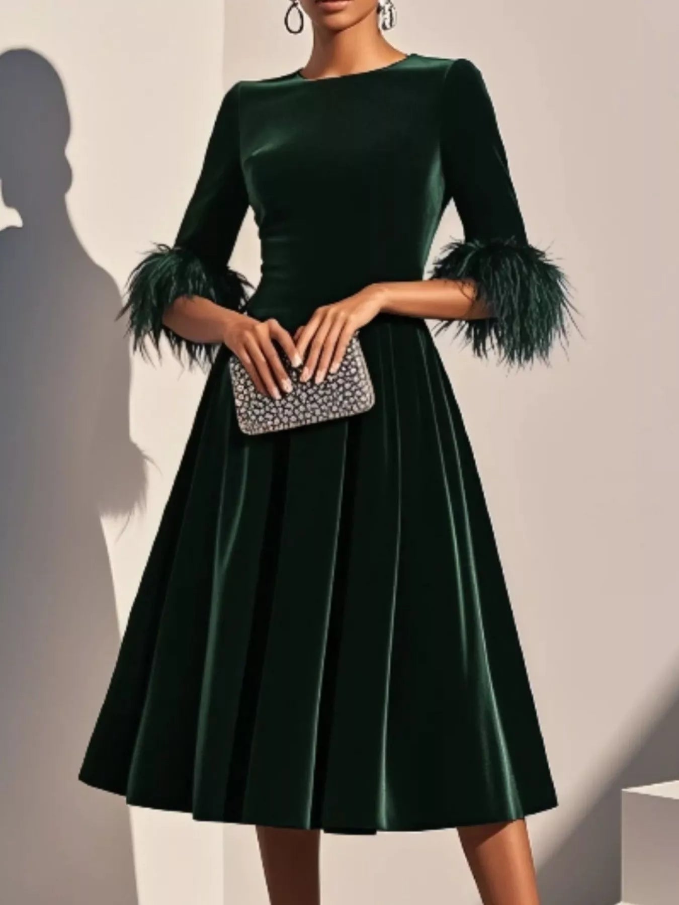 Vestido Midi de Terciopelo con Puños de Plumas