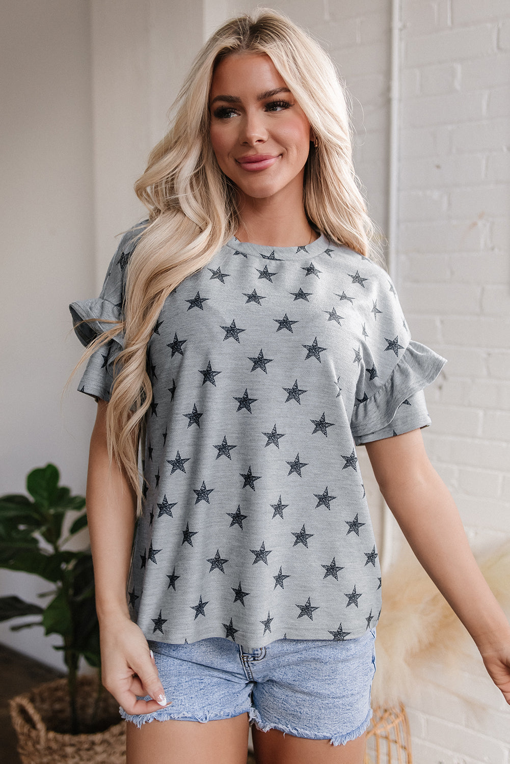 Camiseta con estampado de estrellas grises, volantes escalonados en las mangas y cuello redondo