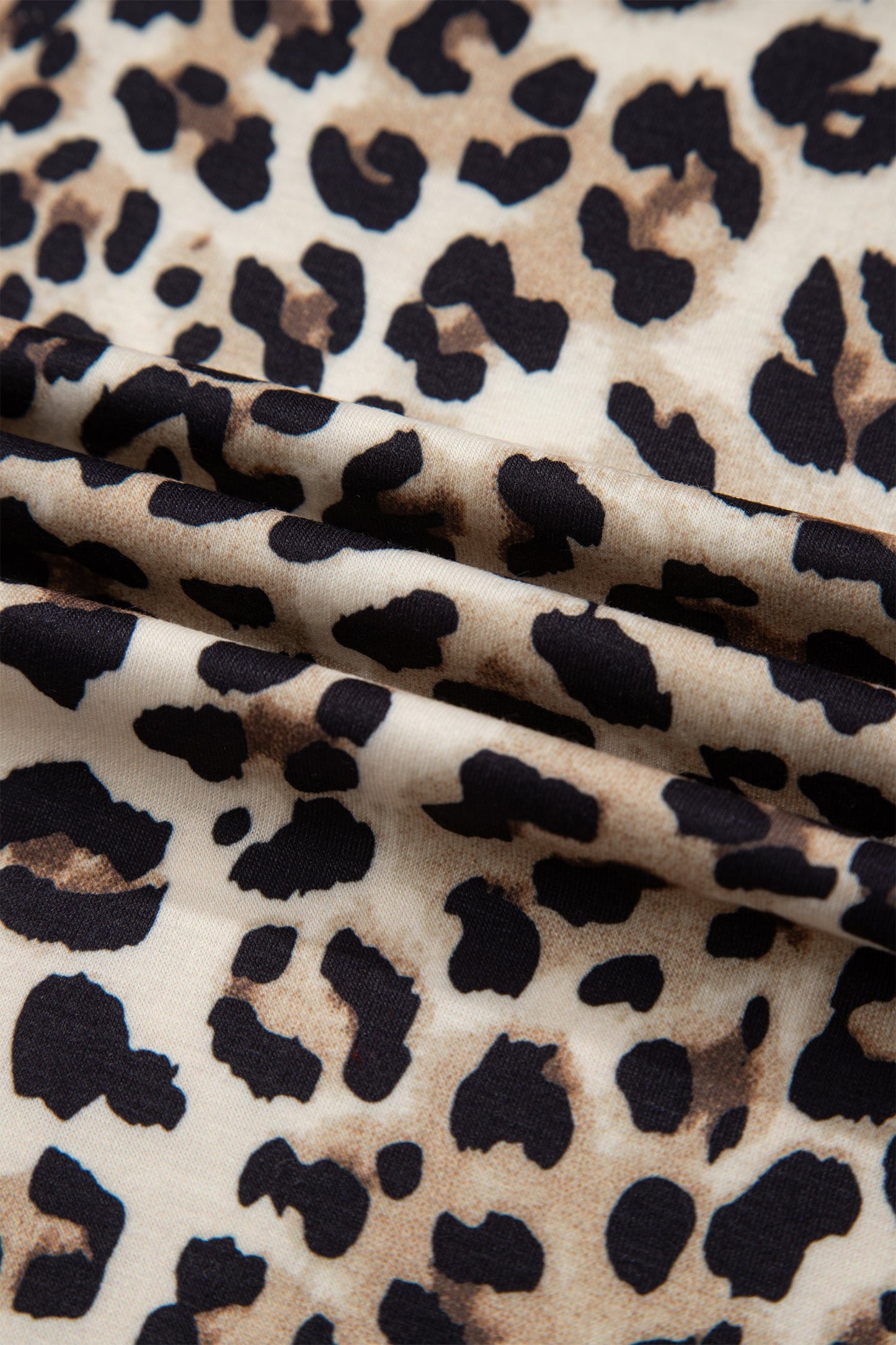 Top de manga larga con cuello redondo y estampado de leopardo marrón con ribete en contraste