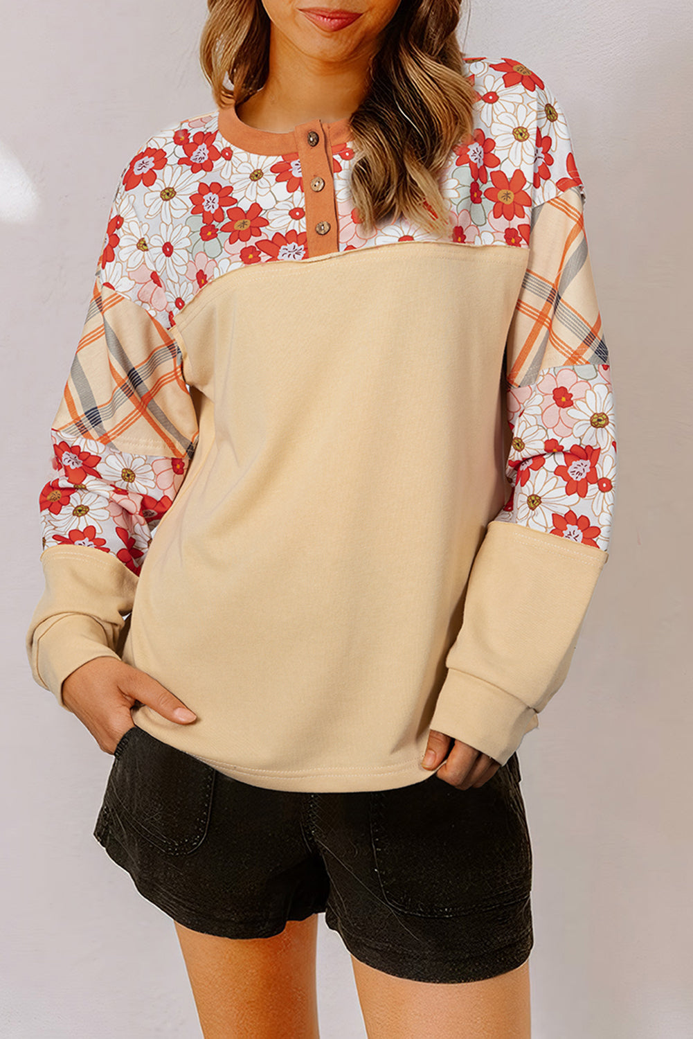Top informal de patchwork a cuadros con estampado floral en pergamino