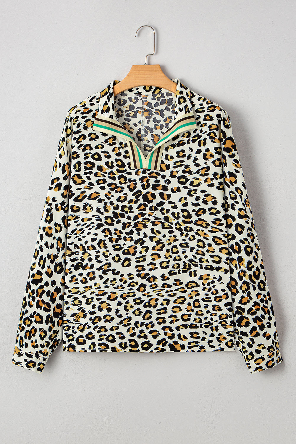 Top de manga larga a rayas con escote en V y estampado de leopardo caqui