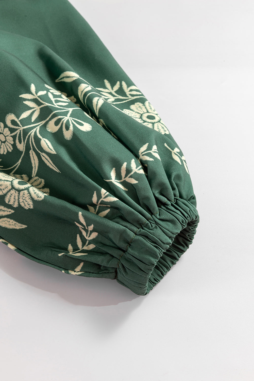 Vestido holgado verde niebla con estampado floral bohemio, cuello con lazo y mangas abullonadas