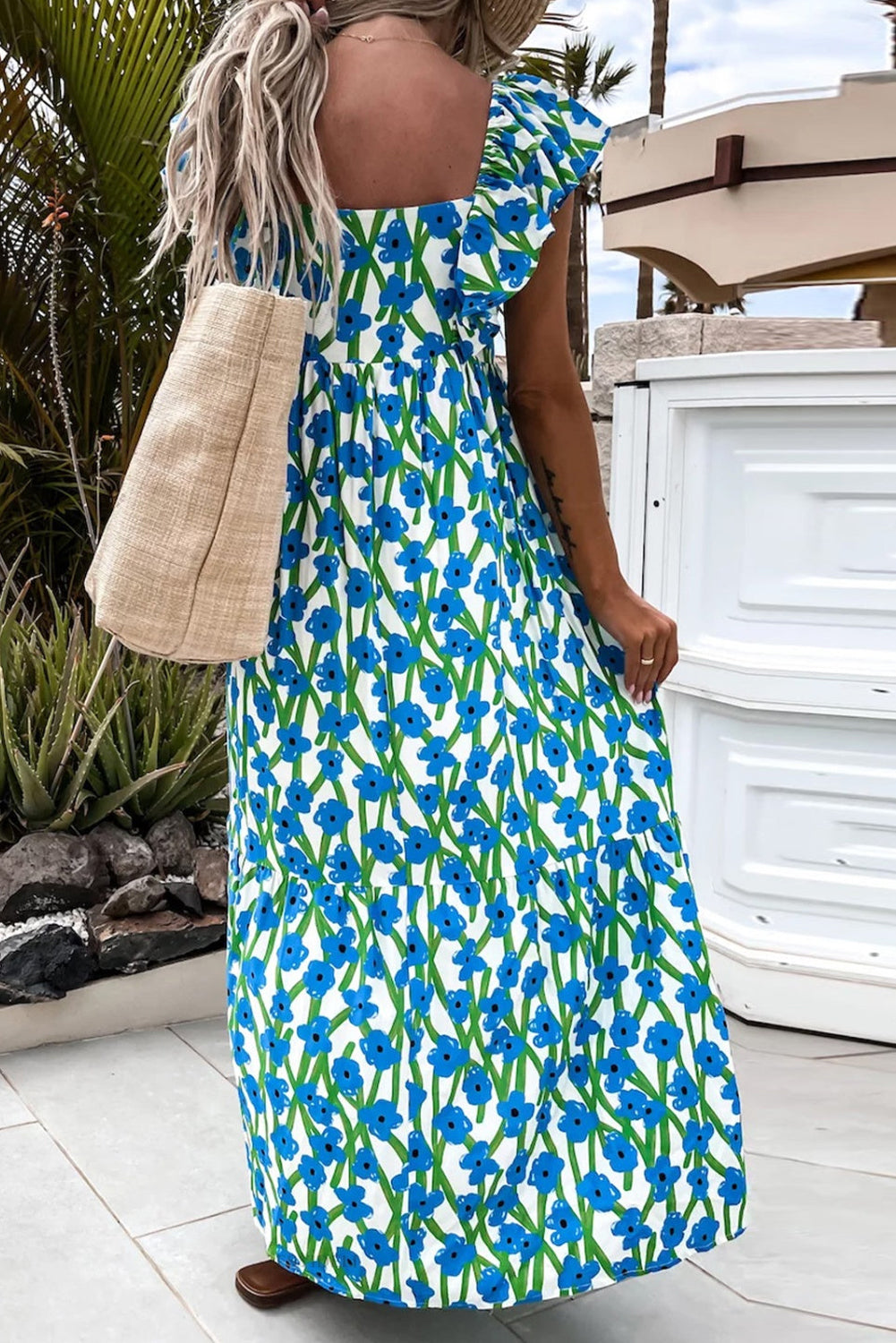 Maxivestido con estampado floral azul, escote cuadrado y tirantes con volantes