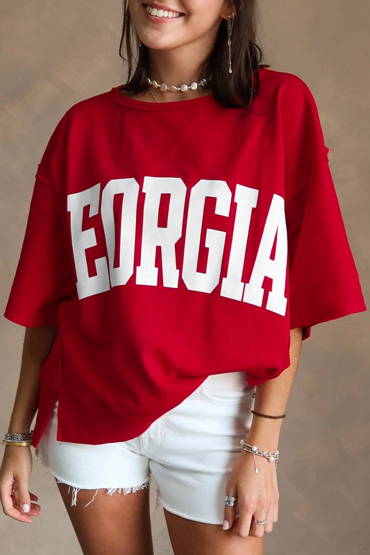 Camiseta holgada con hombros caídos y costuras sin rematar, con letras de GEORGIE estampadas, color Racing Red