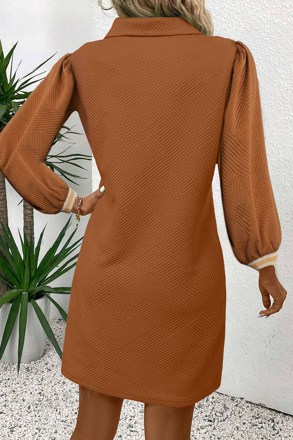Minivestido de manga larga con cuello dividido, rayas en contraste y textura de castaño