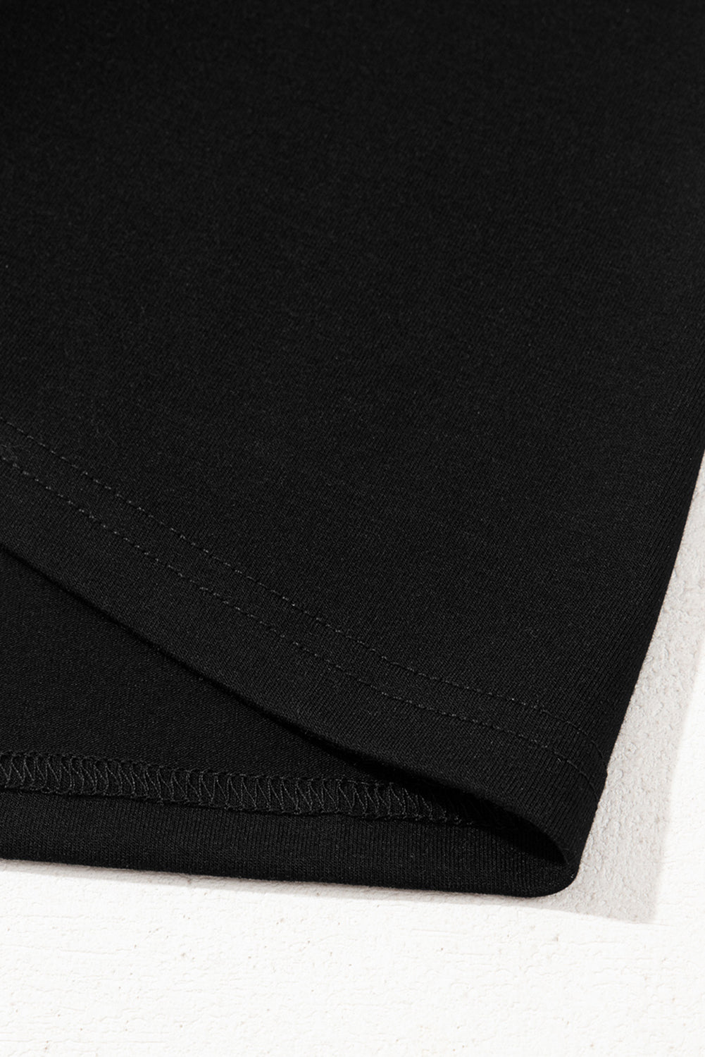 Camiseta Negra con Escote Cruzado en V y Manga de Mariposa