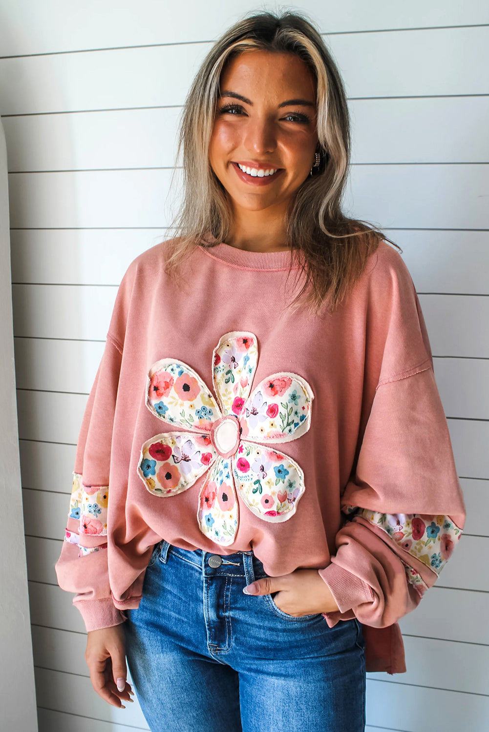 Sudadera con cuello redondo, manga caída y aplique de flor de melocotón en patchwork