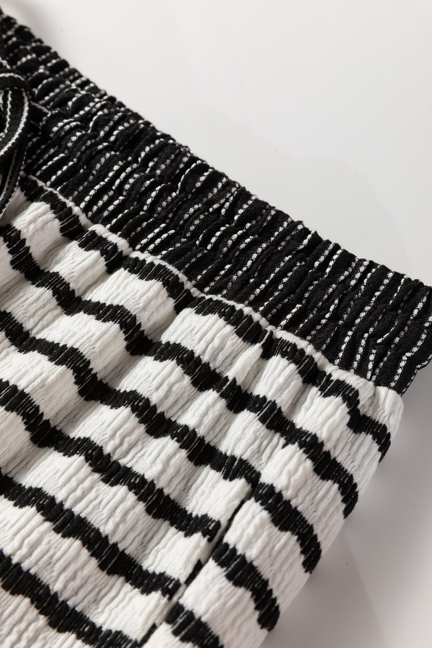 Conjunto de suéter con cuello a rayas blancas y pantalón con cordón