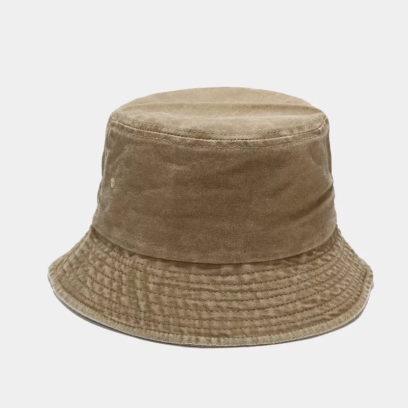 Sombreros de pescador desgastados
