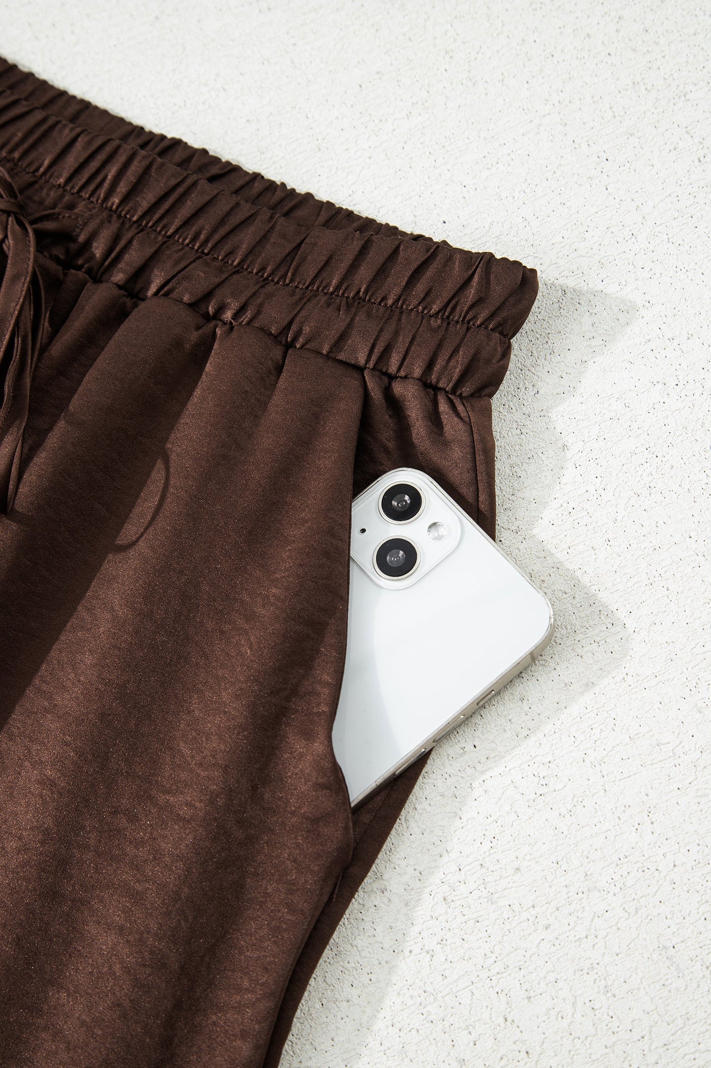 Conjunto de 2 piezas: top suelto de manga larga con cuello de pico trenzado marrón oscuro y pantalones de talle alto con cordón