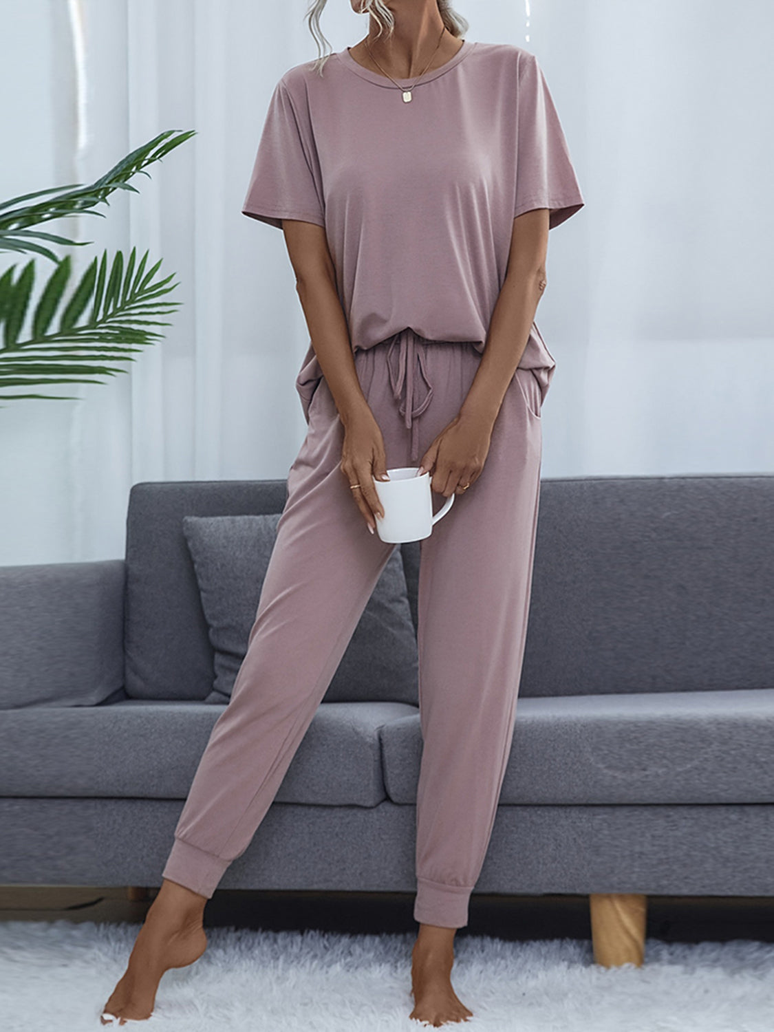 Conjunto de top y pantalón de manga corta con cuello redondo brillante