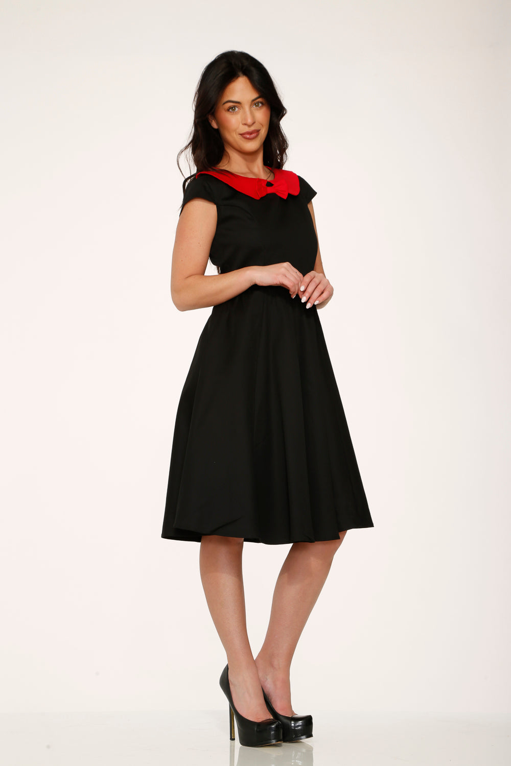 29191 Vestido Acampanado de Cuello Negro y Rojo